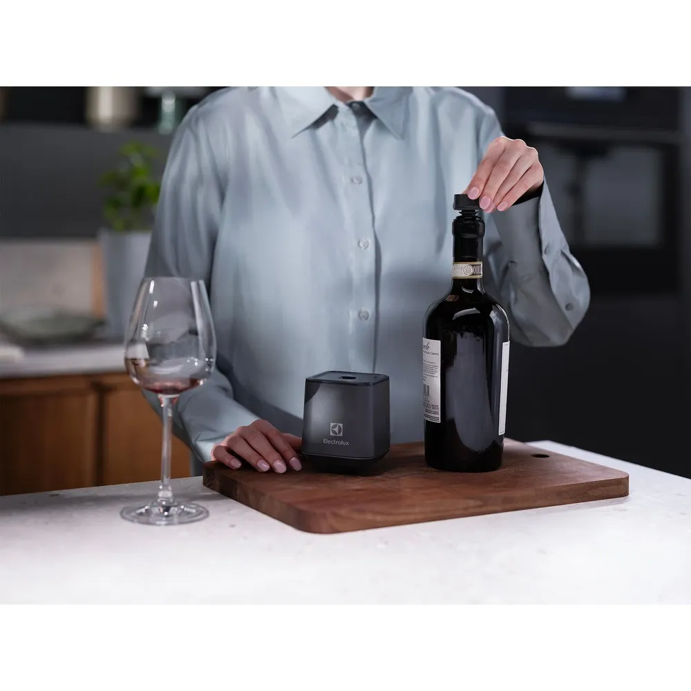 Kit Rolhas de Vinho para Fechamento a Vácuo 03 Unidades + Seladora a Vácuo com 5 Sacos Herméticos Reutilizáveis Electrolux